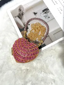 Exquisite rosa herzförmige Strass-Abendtasche mit Goldkette und schickem Perlenhenkel