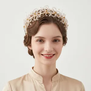 Serre-tête élégant en perles de cristal porté par un mannequin en vue rapprochée.