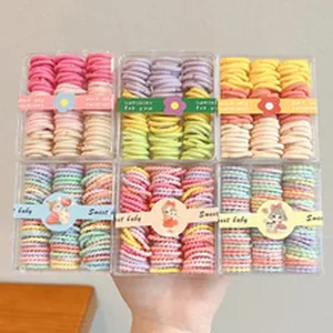 Vista dettagliata di elastici per capelli colorati in confezione regalo trasparente