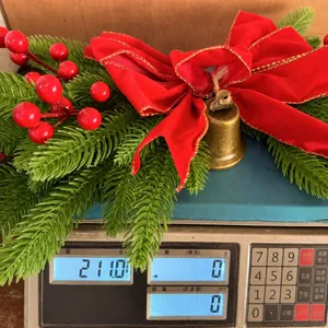 Detail der Weihnachtsdekoration zum Aufhängen mit roter Schleife und 211g Gewicht