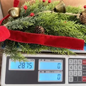 Weihnachtsglocken-Girlande zum Aufhängen, Gewicht ca. 287,5 Gramm auf einer Waage.
