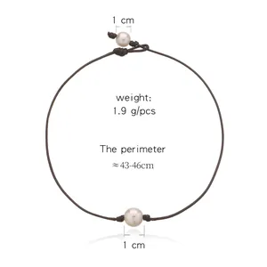 Vista detallada del collar de perlas sintéticas con cordón, perímetro de 43-46cm.