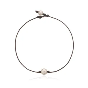 Gargantilla minimalista de cordón de cuero negro con dos elegantes perlas de imitación blancas.