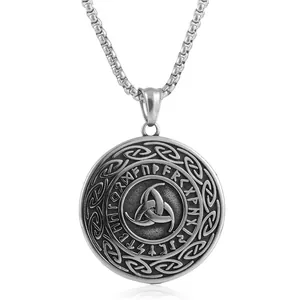 Gros plan d'un pendentif viking en acier inoxydable avec runes et cornes d'Odin