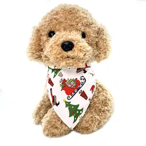 Bandana de Noël pour chien avec motifs de traîneau porté par un chien en peluche