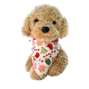 Vue détaillée d'un bandana de Noël pour animaux avec des motifs de pain d'épice et de sapin.