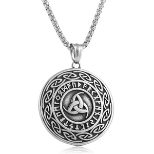 Gros plan du pendentif viking avec cornes d'Odin et runes sur une chaîne en acier.