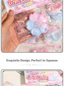 Detailansicht des lichtdurchlässigen Crystal Fluid Sakura Squishy Spielzeugs in Verpackung.