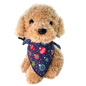 Vue détaillée du bandana de Noël bleu foncé pour animaux avec motifs festifs