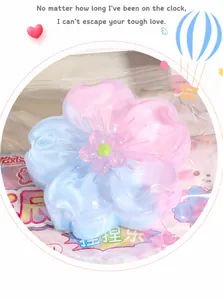 Nahaufnahme eines kirschblütenförmigen Anti-Stress-Spielzeugs in Rosa und Blau