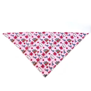 Détail du bandana de Noël rose pour animaux avec des motifs de chats de dessin animé.