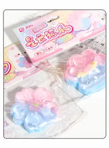 Nahaufnahme von Kirschblüten- und Katzenpfoten-Squishy-Stressspielzeug