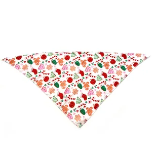 Vue détaillée d'un bandana de Noël triangulaire pour animaux avec motifs festifs