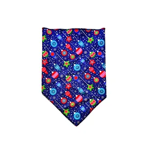 Détail d'un bandana bleu de Noël pour animaux avec des motifs d'ornements et de flocons de neige
