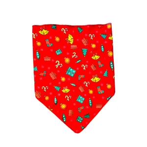 Détail du bandana de Noël rouge pour animaux avec motifs festifs imprimés