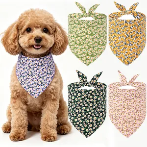 Primer plano de cinco pañuelos de algodón para perros con motivo margaritas