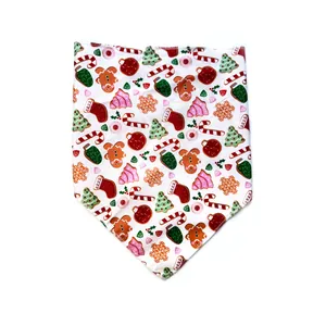 Détail du bandana de Noël pour animaux avec motifs de pain d'épice et sapins