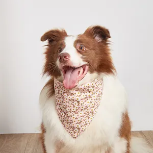 Primer plano de un pañuelo para perro de algodón con estampado de margaritas rosas