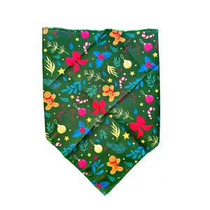 Détail du bandana de Noël pour chien avec motifs pain d'épice et houx sur fond vert