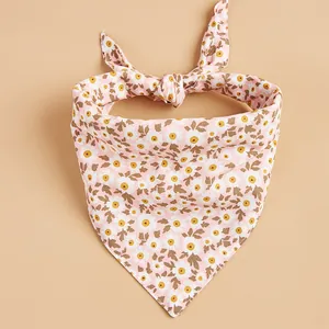 Bandana para perro de algodón rosa con estampado de margaritas detalle de tela