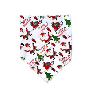 Gros plan du bandana de Noël pour animaux avec motif Père Noël et sapins festifs