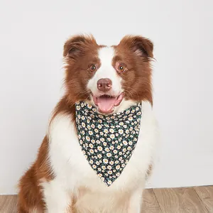 Perro con un pañuelo triangular de algodón negro con estampado de margaritas en detalle