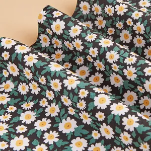 Primer plano de la tela de algodón de bandana para mascotas con margaritas.