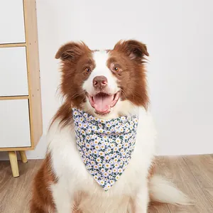 Detalle de cerca de una bandana de algodón violeta con margaritas para mascota y perro