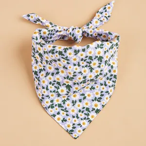 Primer plano de pañuelo para mascotas de algodón morado con estampado floral de margaritas