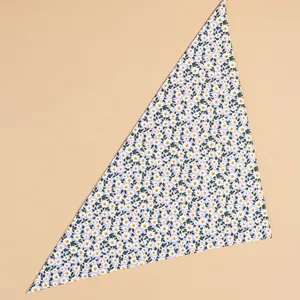 Detalle del diseño romántico de margaritas francesas en bandana de algodón para mascotas