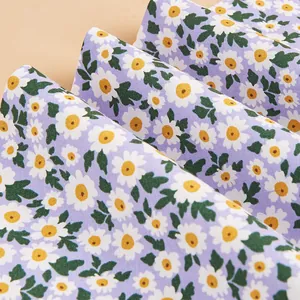 Primer plano de pañuelo de algodón para mascotas con estampado floral de margaritas blancas