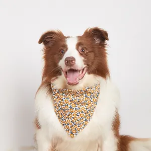 Primer plano de un pañuelo de algodón para perro con estampado de margaritas