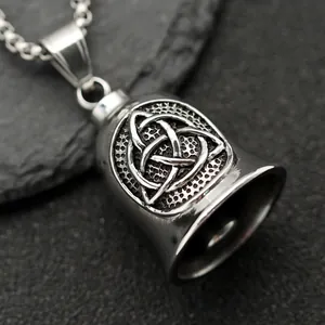Detailaufnahme eines vintage Titanstahl Wikinger Triquetra Glockenanhängers für Biker