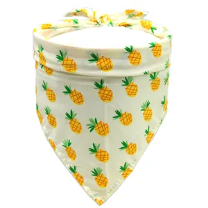 Close-up van katoenen bandana voor huisdieren met ananaspatroon