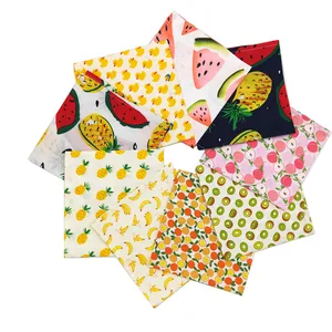 Assortiment katoenen sjaaltjes voor huisdieren met fruitpatroon in kleurrijke cirkel