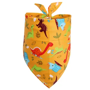 Gele katoenen bandana voor huisdieren met levendige cartoon dinosauruspatronen voor honden.