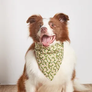 Detalle de bandana de algodón para mascotas con estampado floral de margaritas