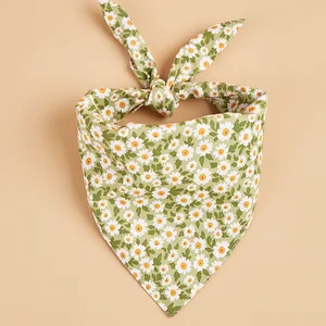 Pañuelo para mascotas de algodón verde con hermosos estampados de margaritas blancas.