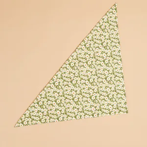 Vista detallada de un pañuelo de algodón verde para mascotas con estampado floral de margaritas