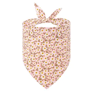 Detalle de un pañuelo de algodón rosa para mascotas con patrón de margaritas blancas.