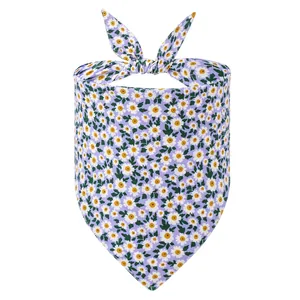 Detalle de la bandana de algodón lila para perro con estampado de margaritas blancas