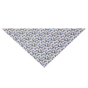 Primer plano del estampado de margaritas blancas en una bandana de algodón violeta para mascotas
