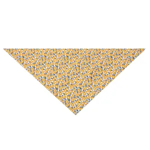 Primer plano de una bandana de algodón para mascotas con estampado de margaritas amarillas