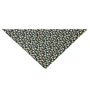 Detalle de una bandana de algodón para mascotas con un patrón floral de margaritas