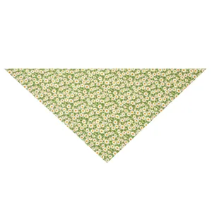Vista detallada del patrón de margaritas en un pañuelo de algodón verde para perros.