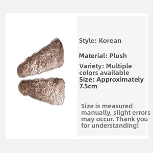 Detail view of plush lamb wool hair clips with product specifications and 7.5cm size