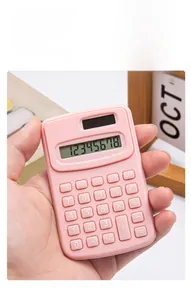 Primo piano di una mini calcolatrice rosa tenuta in mano che ne mostra le dimensioni