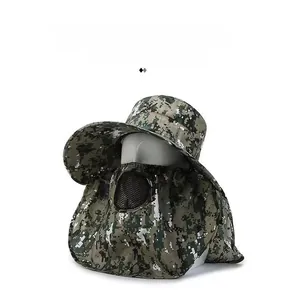 Gros plan sur chapeau de pêche camouflage avec masque facial et protection de nuque solaire.