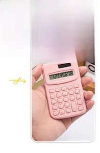 Primo piano di una mini calcolatrice rosa tenuta in mano mostra le dimensioni compatte