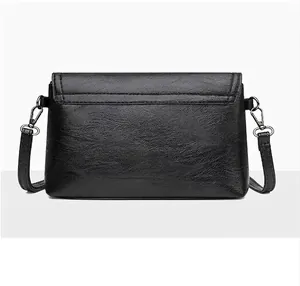 Detaillierte Rückansicht einer klassischen schwarzen Lederschultertasche mit feinen Nähten